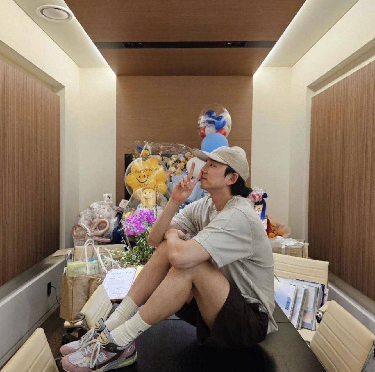 孔刘生日礼物堆成山　潮流装扮跪谢粉丝厚爱 时尚穿搭 图4张