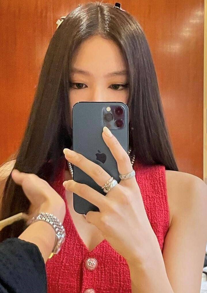 Jennie珠宝穿搭4招！戒指叠戴、多层项炼打造小脸　职场也适合 最新资讯 图2张