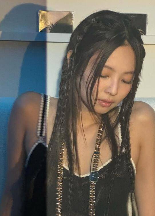 Jennie珠宝穿搭4招！戒指叠戴、多层项炼打造小脸　职场也适合 最新资讯 图15张