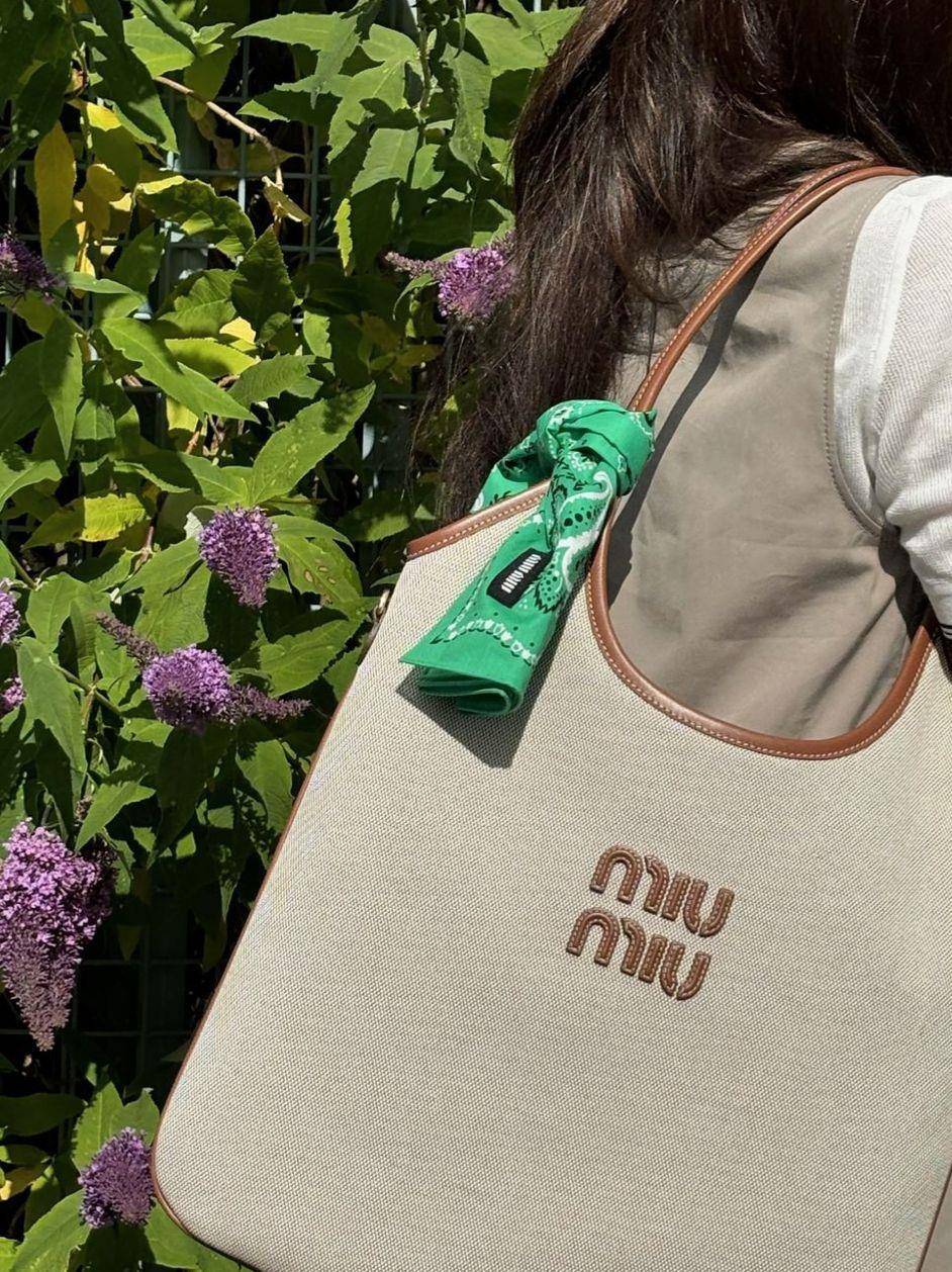包开箱／人间洋娃娃张员瑛甜晒Miu Miu新帆布包！皮革标志、大容量超烧 名人名流 图1张