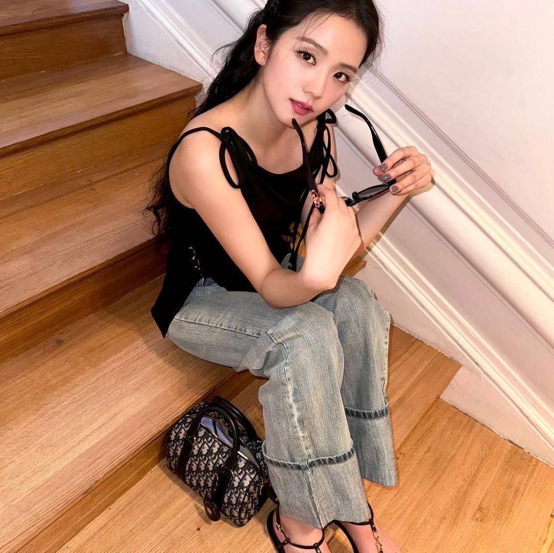 Jisoo巴黎私服曝光Dior新波士顿包！经典缇花搭兔子玩偶超有少女心 名人名流 图3张