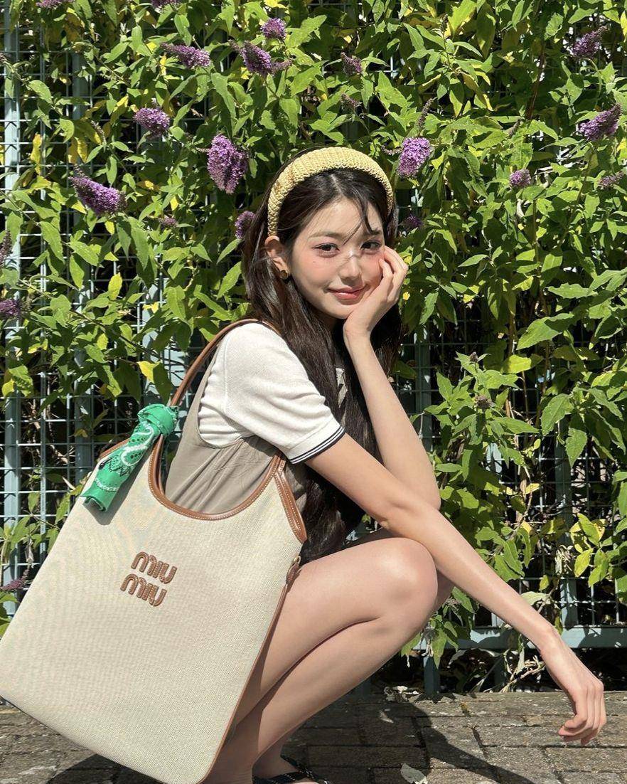 Jisoo巴黎私服曝光Dior新波士顿包！经典缇花搭兔子玩偶超有少女心 名人名流 图6张