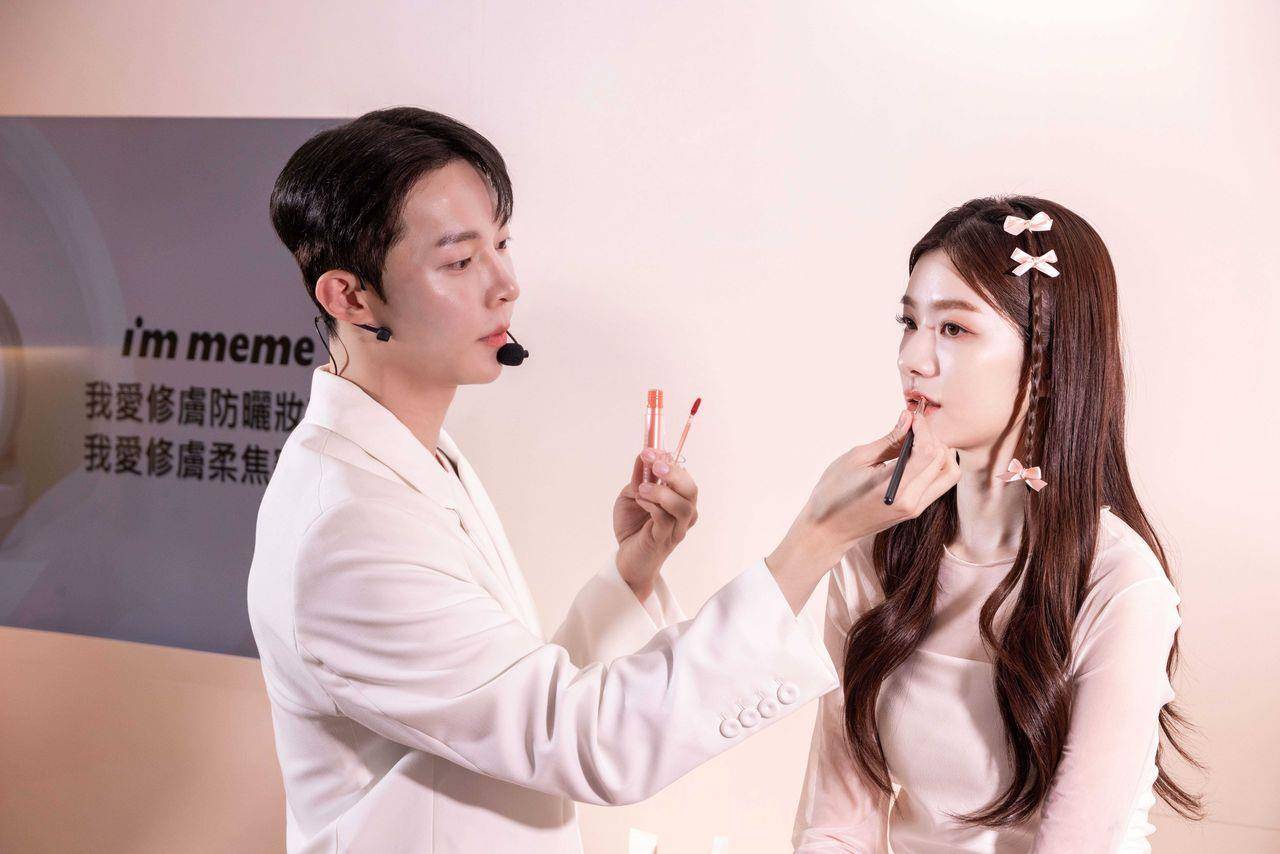 韩系彩妆师分享“冰糖葫芦唇”画法　最时髦范围、冷暖混搭不藏私传授 最新资讯 图2张