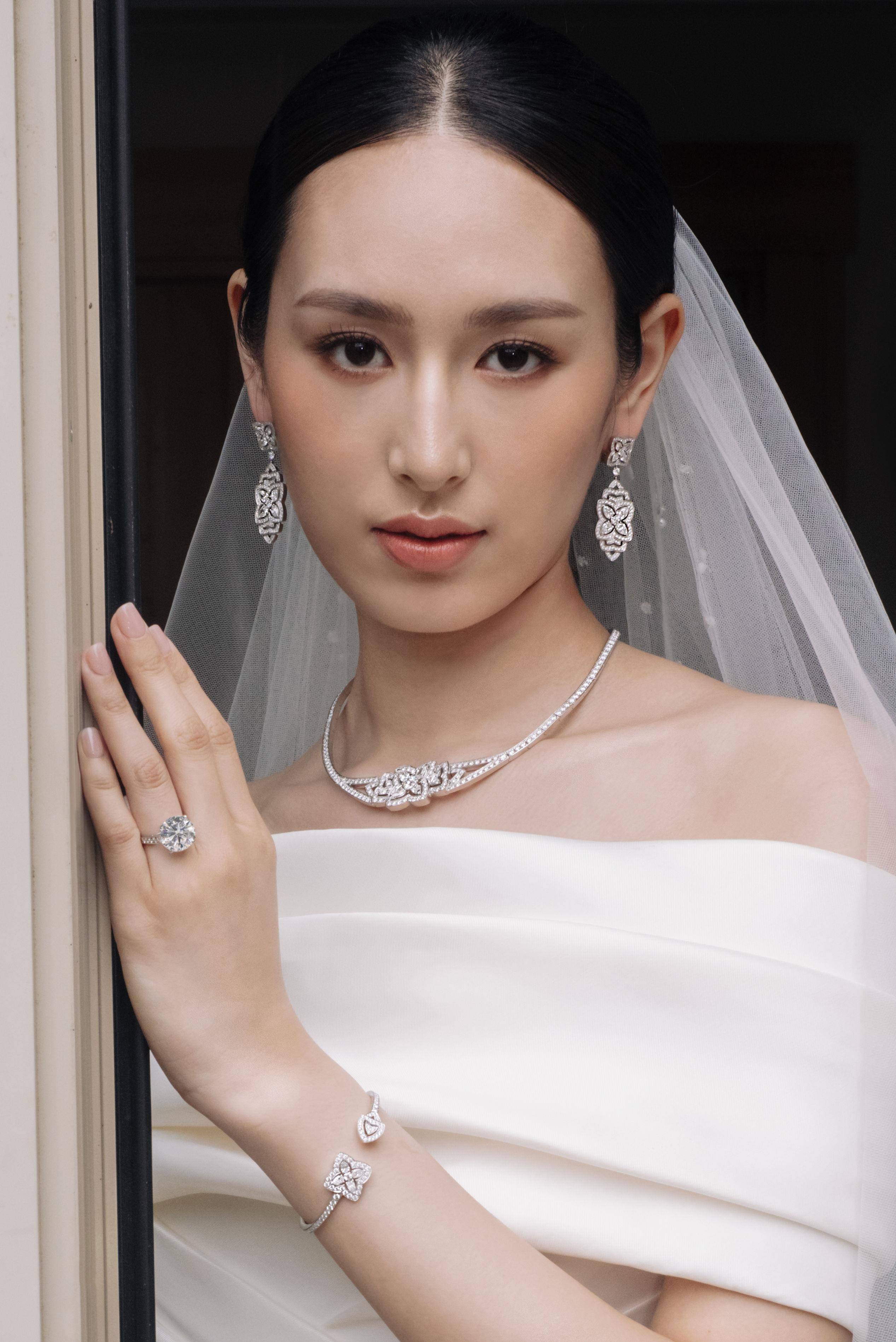 亮珠宝／艾玛罗勃兹被600万求婚戒套牢　圆钻配宽版金环好时髦 奢侈品牌 图2张