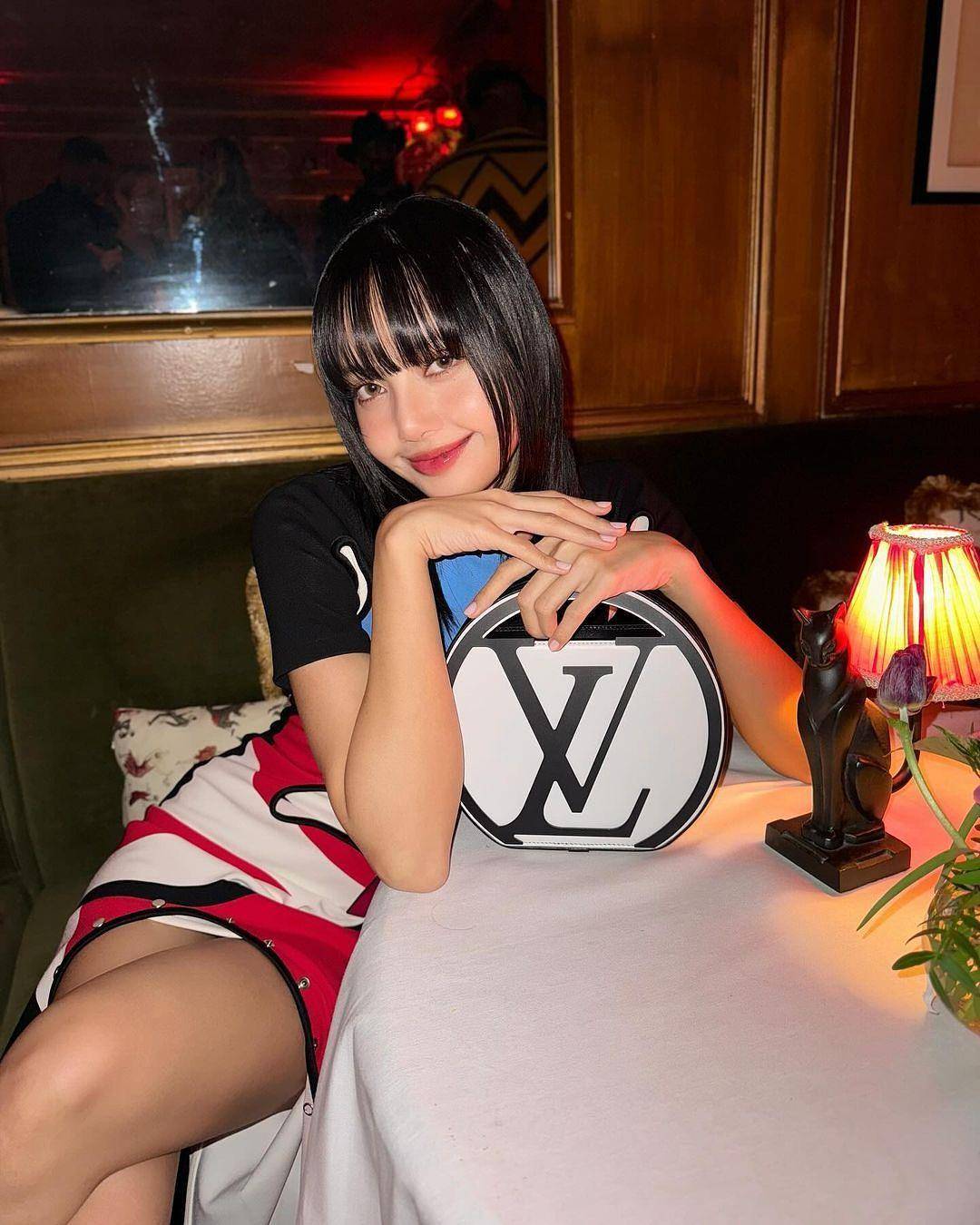 Lisa背过的同款精品包都被热搜　LV、CELINE想跟着入手 时尚穿搭 图3张