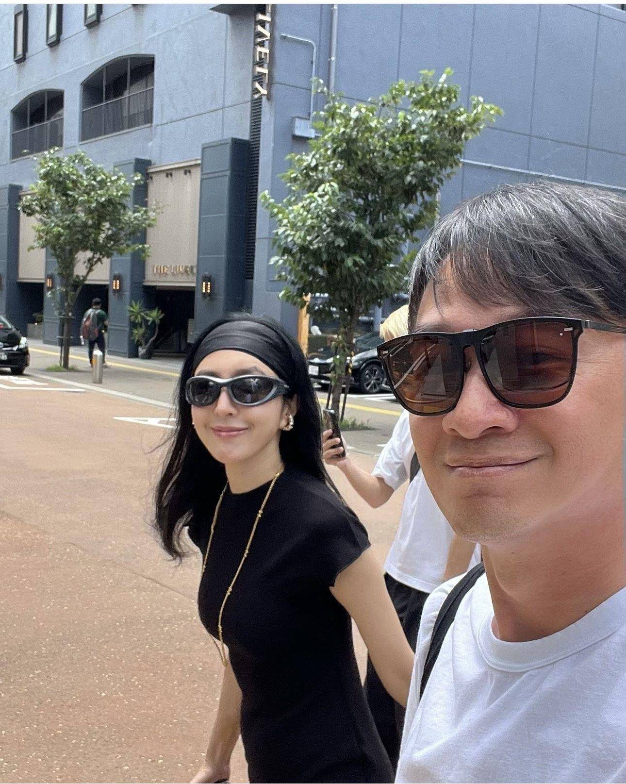 杨谨华迷你裙配长靴又辣又帅　老公忙拍游日美照甜蜜蜜 时尚穿搭 图3张