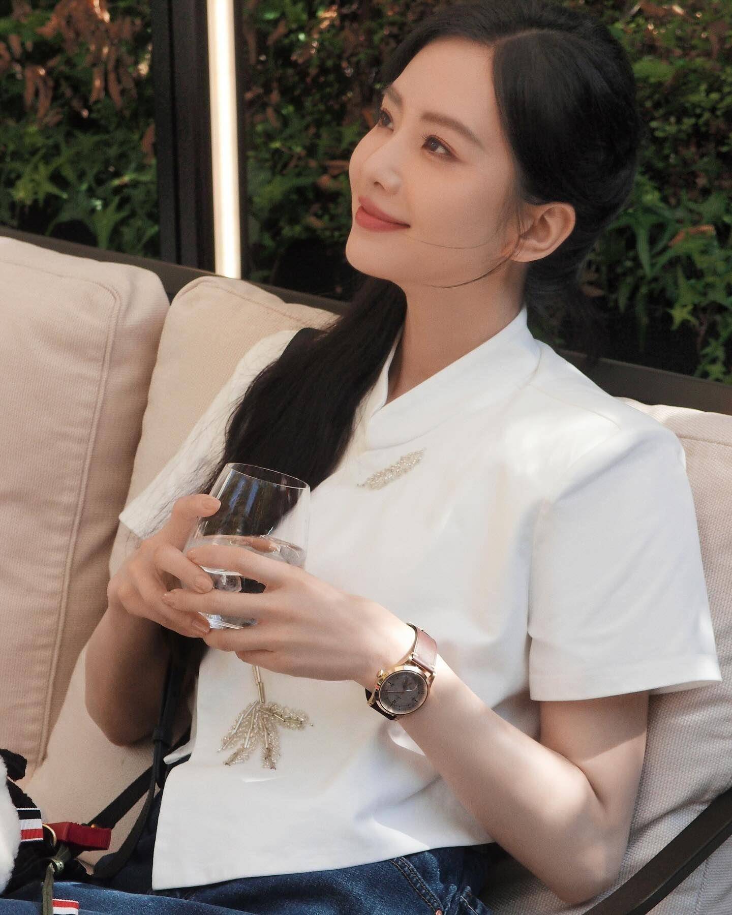 刘诗诗奥运席搧红扇露古典美　戴欧米茄纪念表气质满点 时尚穿搭 图2张