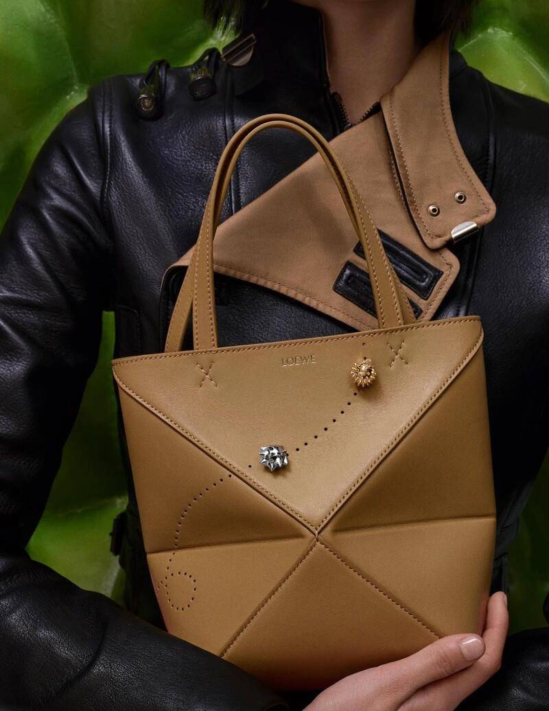 2024七夕情人节精品送礼！刺猬爬上Loewe包超Q、MK Lulu Bag小巧实背 时尚穿搭 图1张
