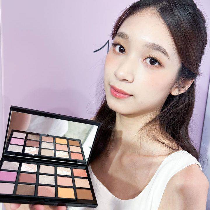 试开箱／上市就轰动洗版！超帅雾黑28色精品唇膏　缎光奶霜质地好奢华 最新资讯 图3张