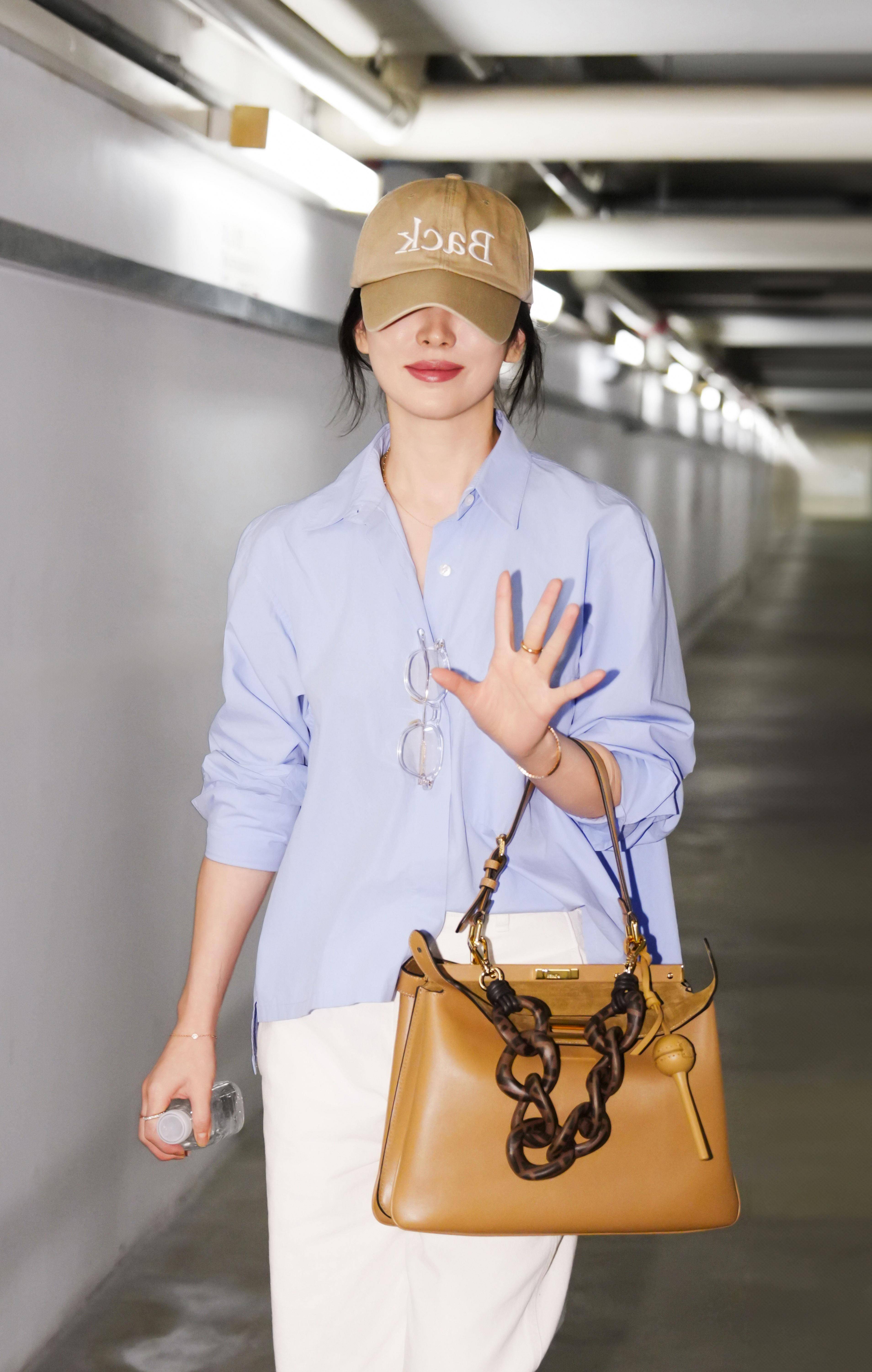 宋慧乔低调现身香港“帽沿压低”照样美翻！拎FENDI新包一细节掀热议 名人名流 图1张