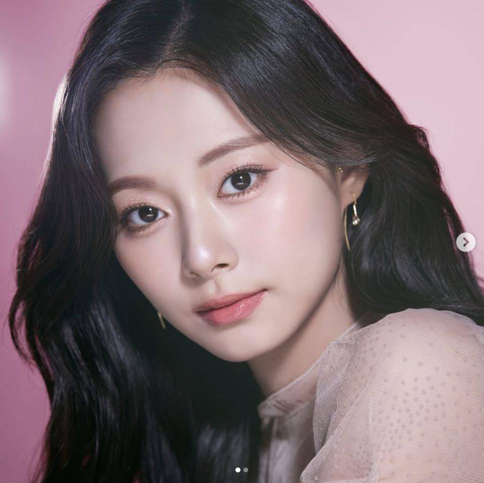 周子瑜拍彩妆画报仙炸！粉丝都在敲碗女神同款 最新资讯 图1张