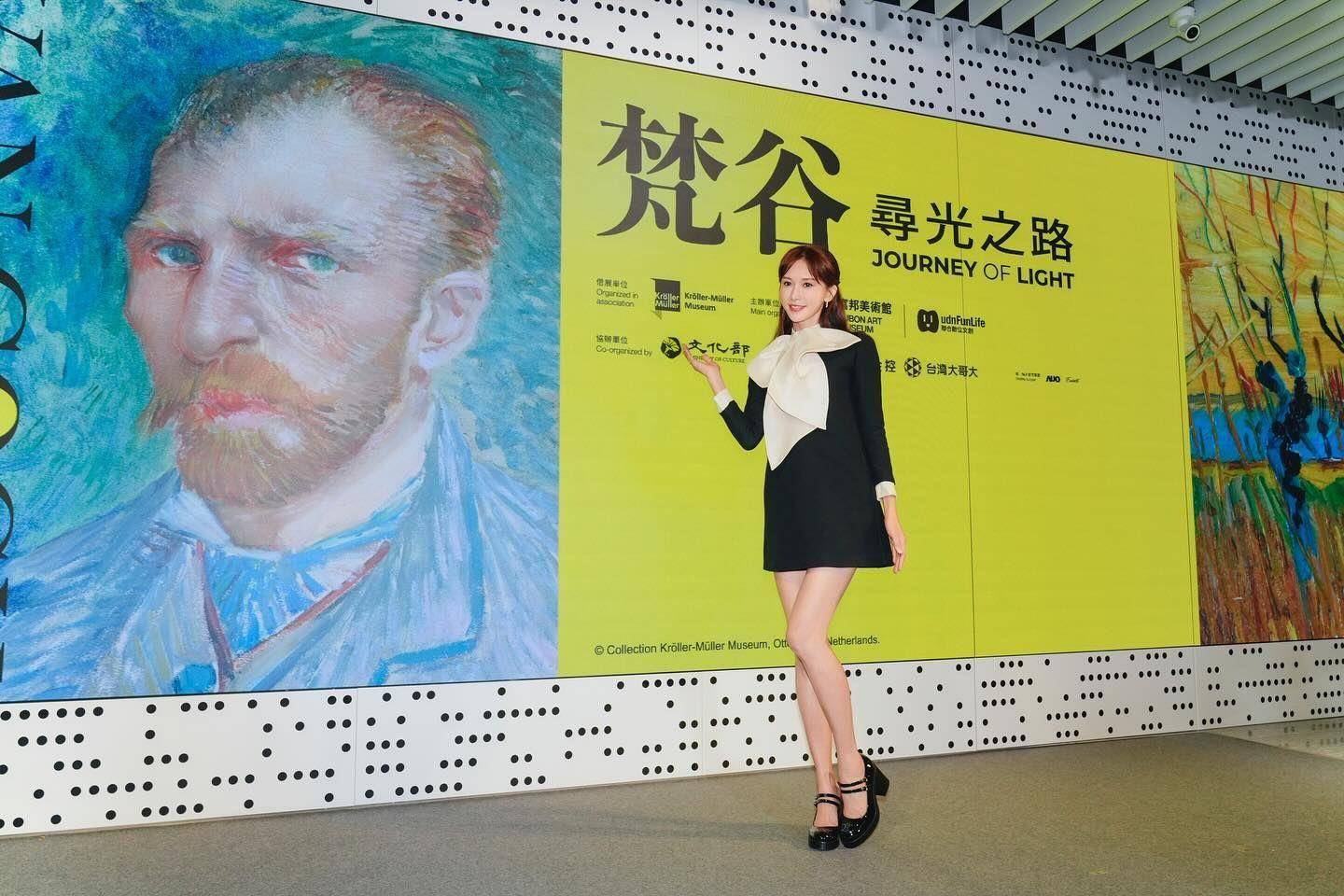 林志玲气质裙装上身大露美腿　化身最美导览员讲梵谷名画 时尚穿搭 图3张