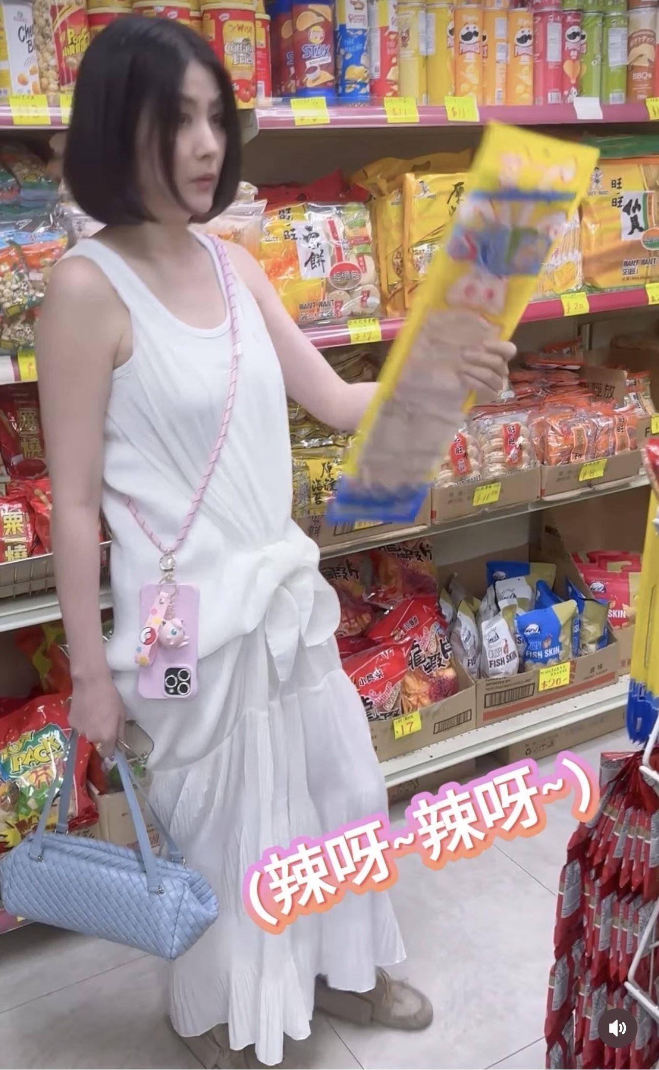 陈慧琳背粉红香奈儿包泄童心　51岁冻龄美女也爱猫福珊迪 时尚穿搭 图3张