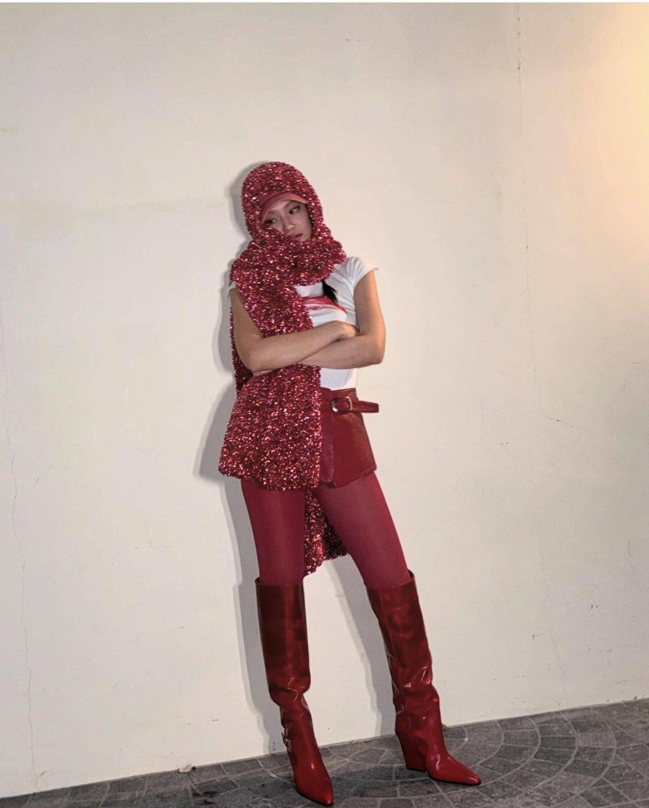 Jennie同台潮流天王大秀美腿　脚踩毛毛鞋更俏皮 时尚穿搭 图3张