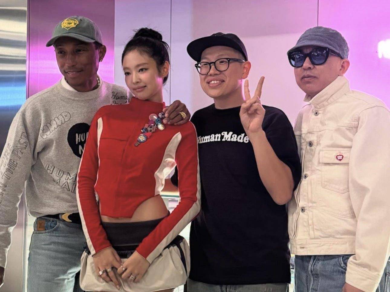Jennie同台潮流天王大秀美腿　脚踩毛毛鞋更俏皮 时尚穿搭 图1张