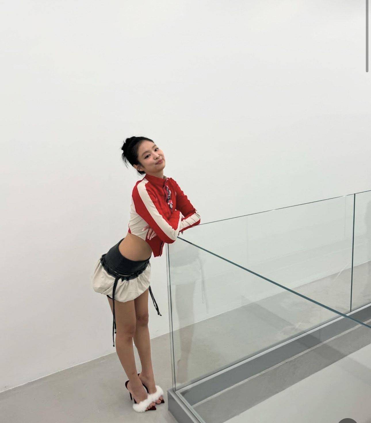 Jennie同台潮流天王大秀美腿　脚踩毛毛鞋更俏皮 时尚穿搭 图2张