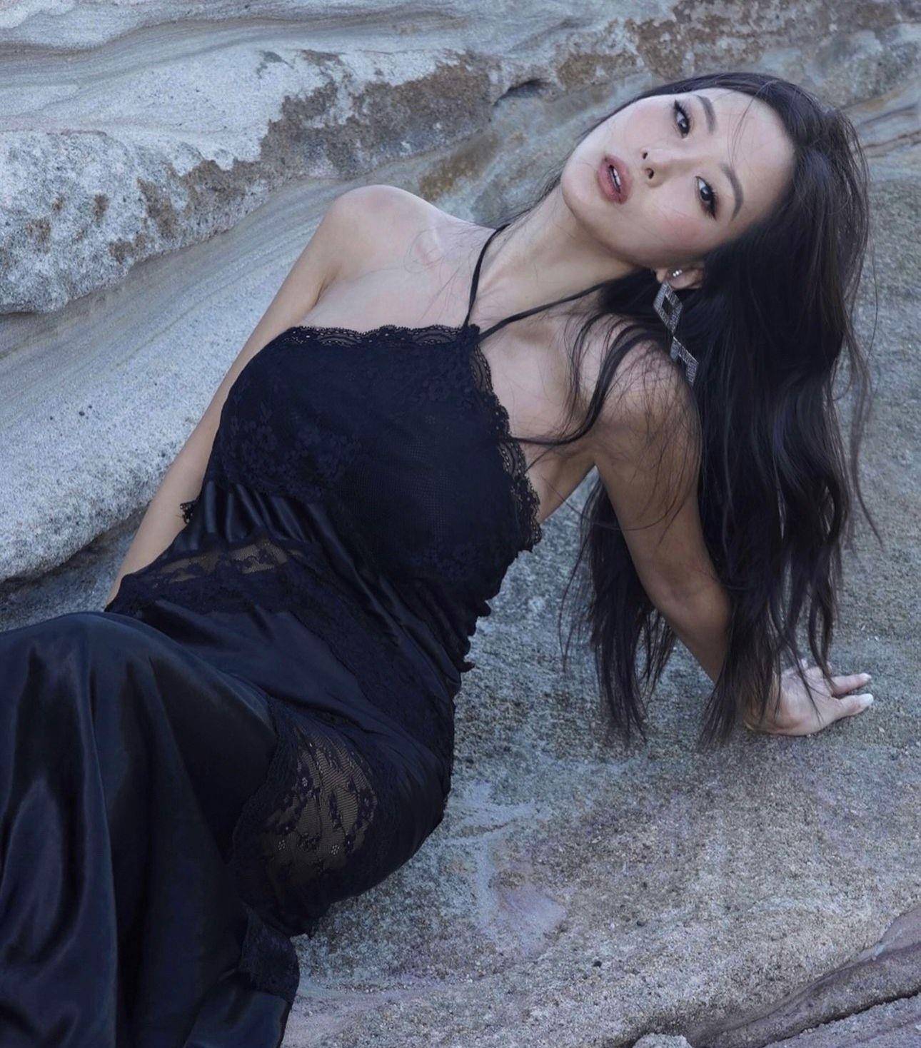 孙芸芸香奈儿不穿好　肩带滑落慵懒又性感 时尚穿搭 图2张