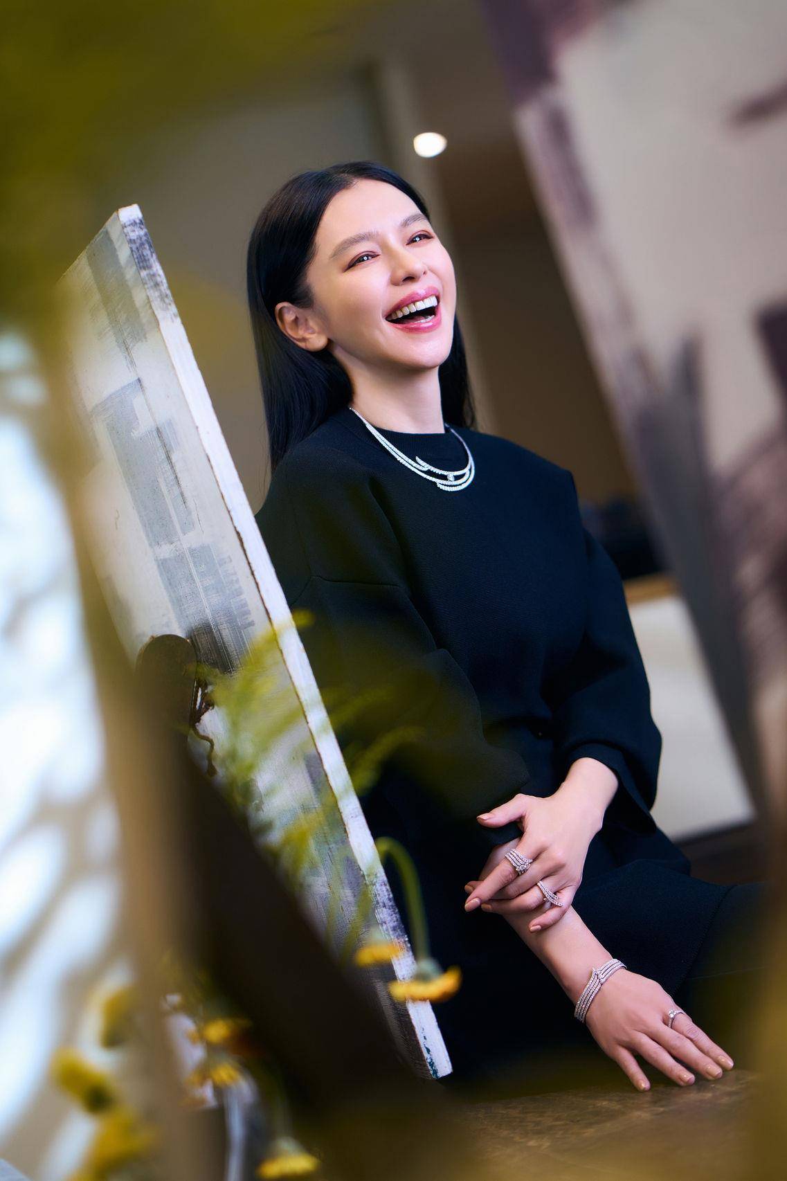徐若瑄百万钻饰上身笑得灿烂　狂爱羽毛耳挂哼起自己的歌 名人名流 图3张