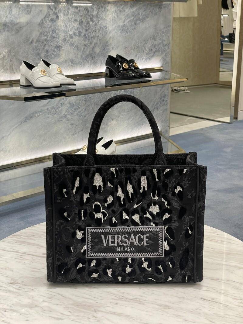Versace全新芭蕾舞鞋太美了！秋冬必收一次看　aespa宁宁同款不能错过 时尚穿搭 图8张