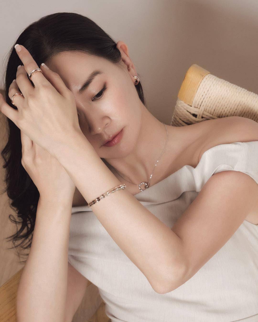 李晶晶珠宝上身“晶晶体”爆发　露香肩被夸“美丽又有气质”　 名人名流 图2张