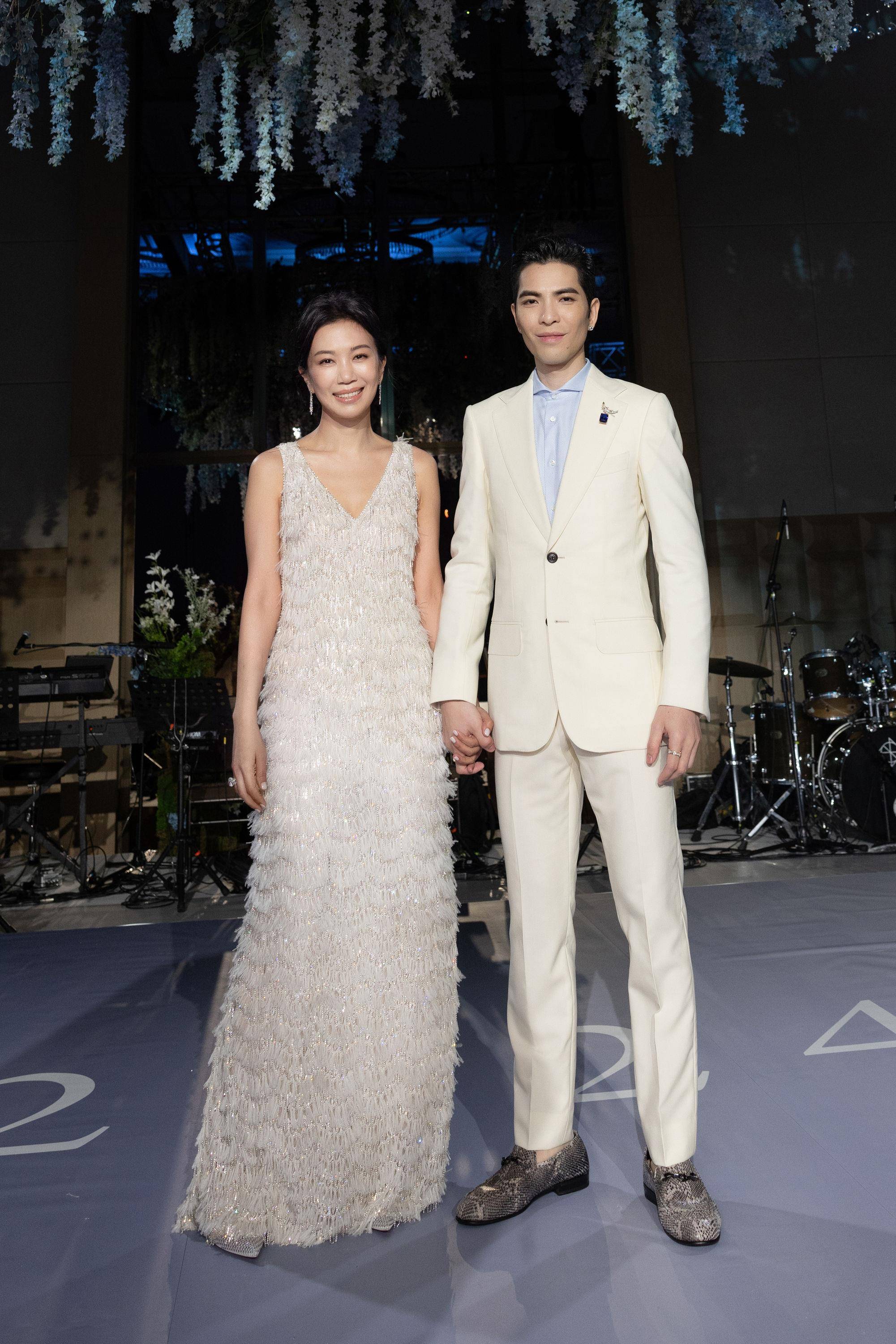 萧敬腾晒爱妻13.33克拉巨钻婚戒　戴7700万Tiffany珠宝闪爆婚宴 时尚穿搭 图1张
