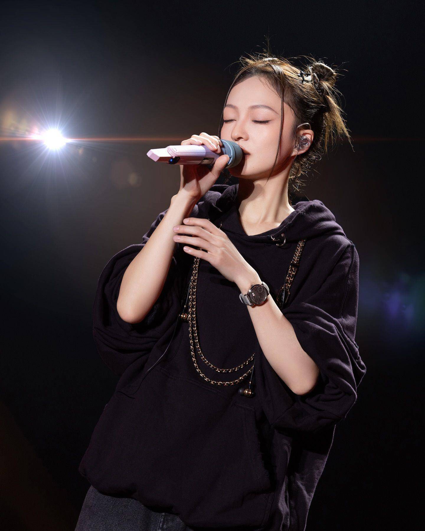 张韶涵名牌买成精　香奈儿耳机项炼表、德国名表上身轻松破百万 奢侈品牌 图2张