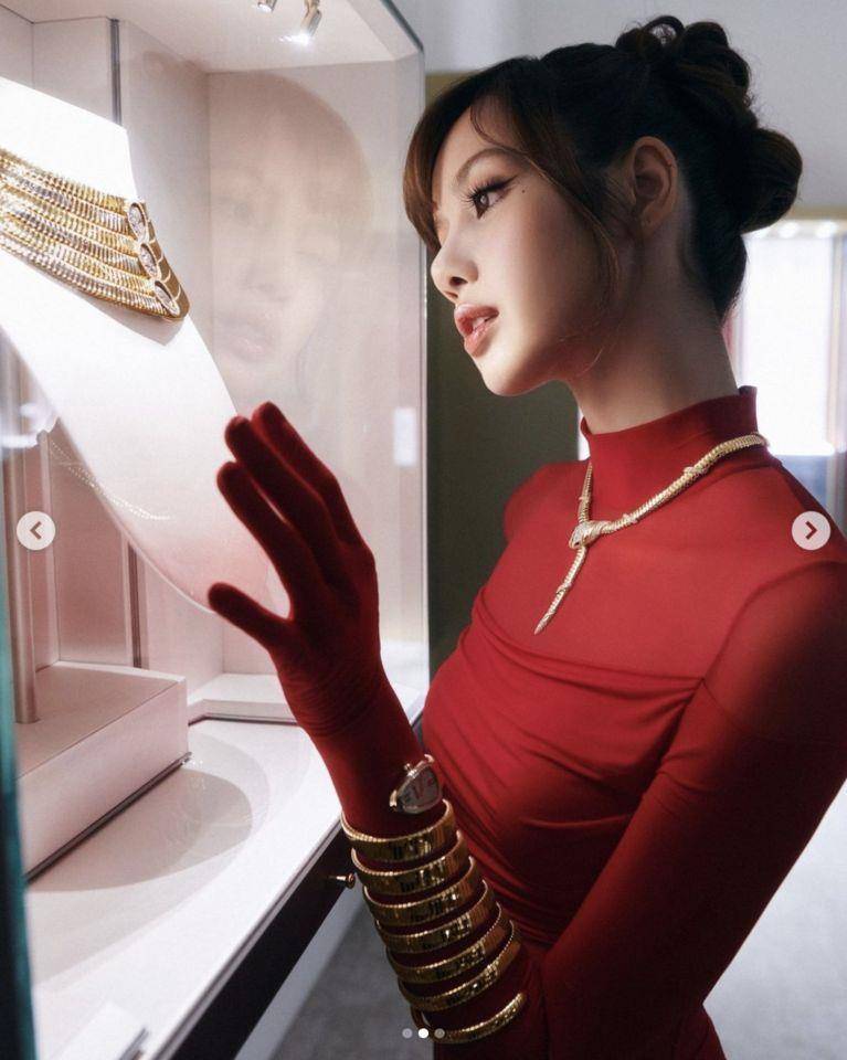 星变美／LISA红色薄纱身材全露太性感！粉裸妆容秀深邃眼神超优雅 最新资讯 图2张