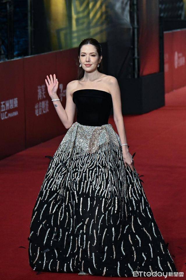 金钟时尚总览 ／林依晨火辣深V穿裤装压轴登场！许玮甯流苏礼服抢最美 时尚穿搭 图5张