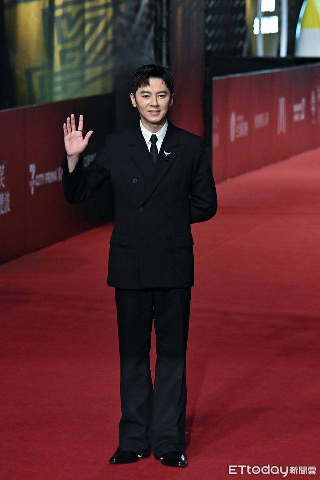 金钟时尚总览 ／林依晨火辣深V穿裤装压轴登场！许玮甯流苏礼服抢最美 时尚穿搭 图11张