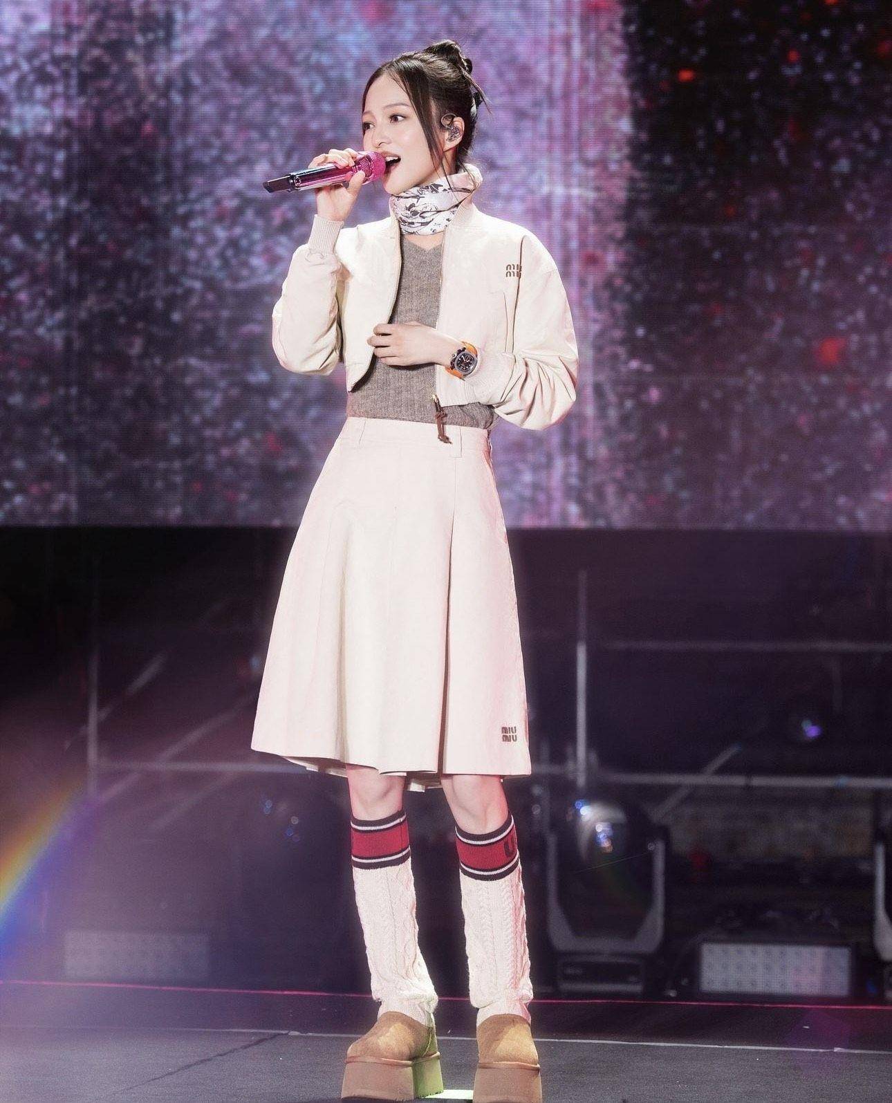 张韶涵“表王”同系列败两只　与足球巨星梅西撞181万橘表 奢侈品牌 图3张