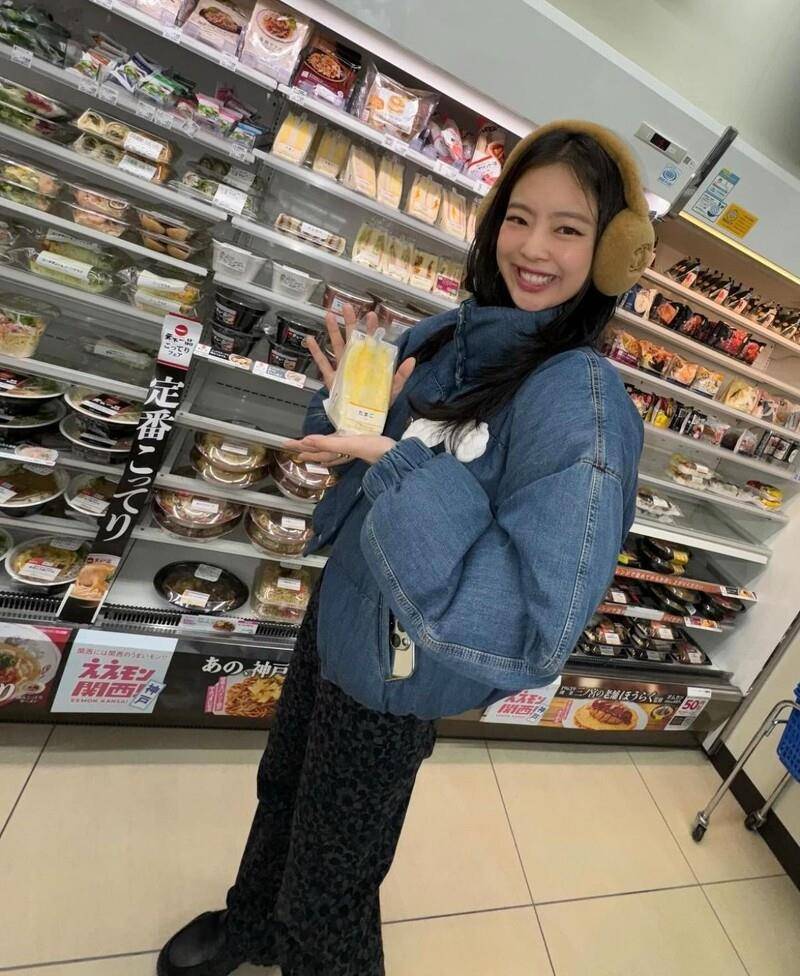 冬季穿搭必备！Jennie示范如何以CHANEL耳罩搭出休闲运动风 时尚穿搭 图1张