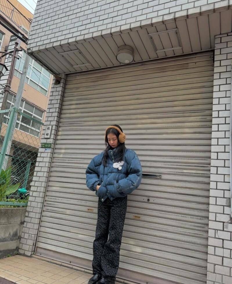 冬季穿搭必备！Jennie示范如何以CHANEL耳罩搭出休闲运动风 时尚穿搭 图3张