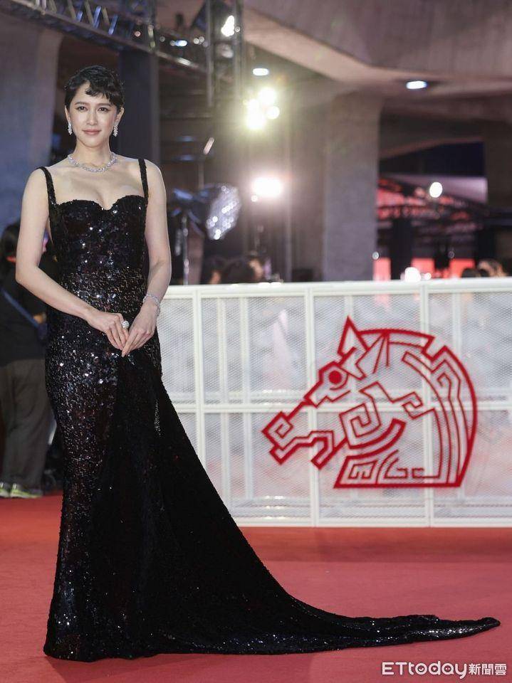 金马三美／59岁吴君如白礼服夺红毯冠军！刘奕儿险胜夏于乔拿第二 时尚穿搭 图2张
