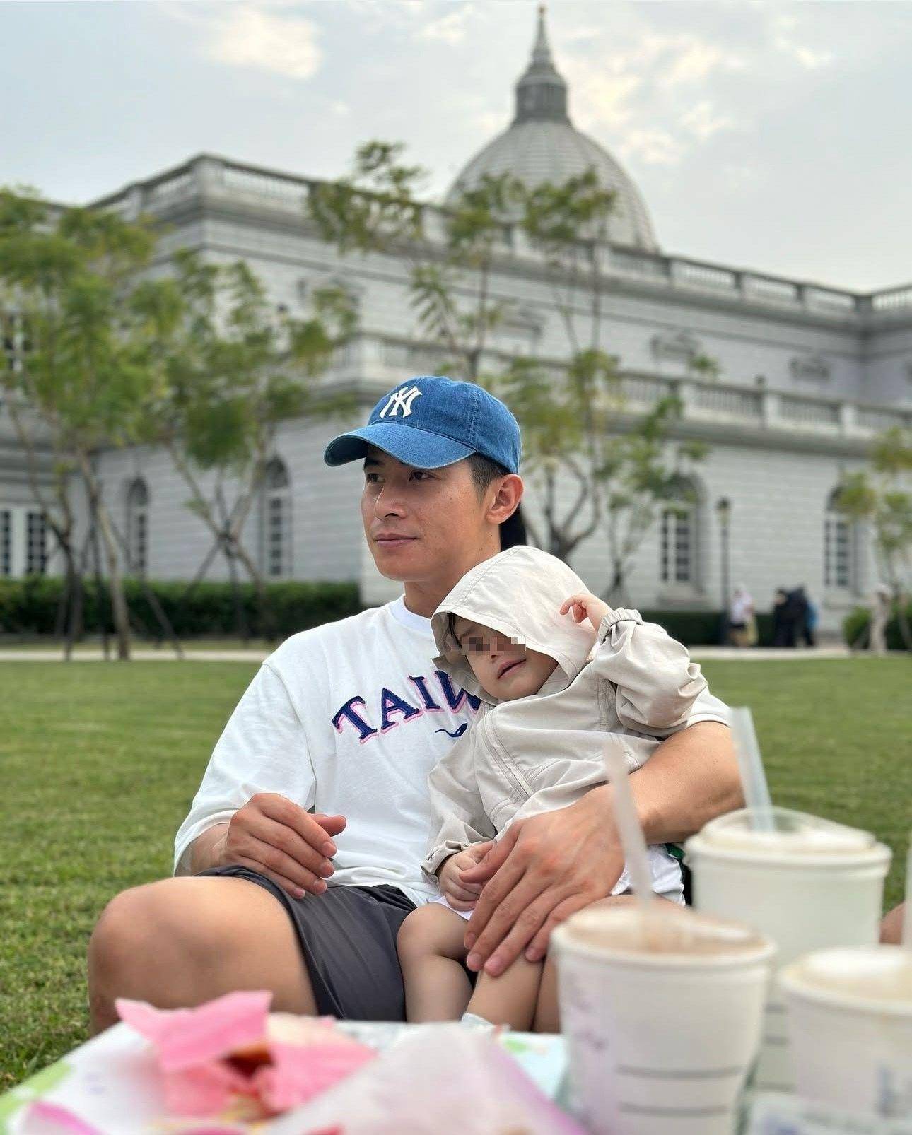 中国台湾最帅队长陈杰宪放闪　爱穿同色系情侣装合体辣妻 时尚穿搭 图3张
