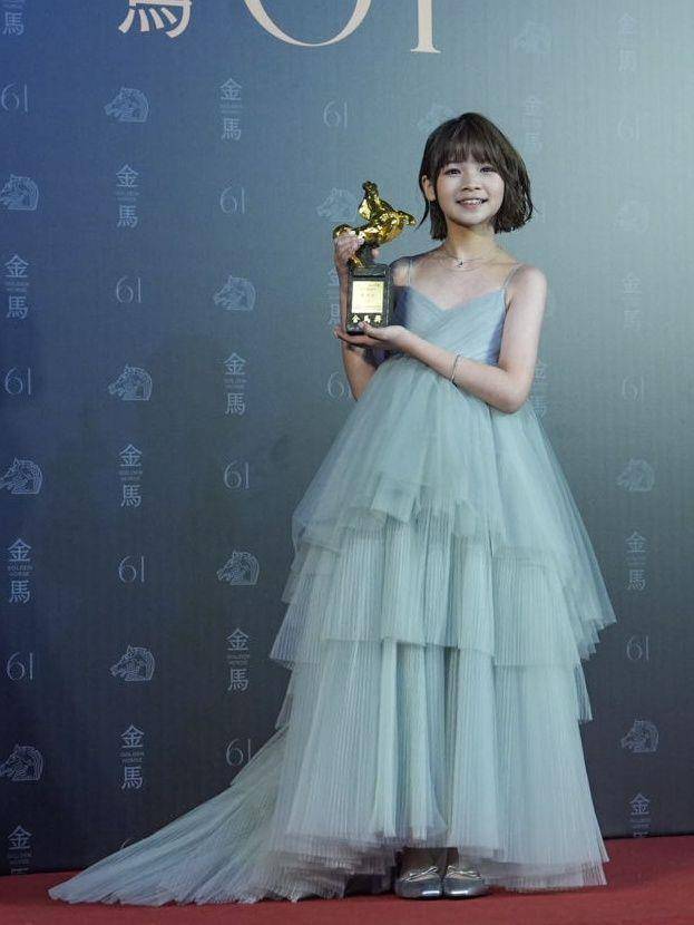 黄宣V领衬衫是COS、小少女穿小CK走红毯　一起看金马星光大道上的小资牌 名人名流 图5张