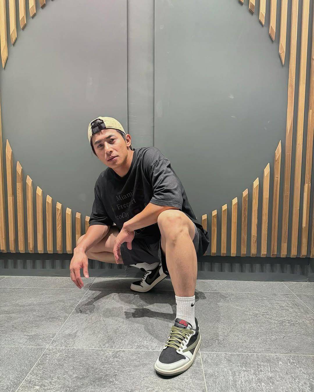 陈杰宪背“金色小飞人”后背包回台！搭西装帅度再破表 名人名流 图3张