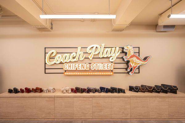 到Coach Play喝“糖葫芦咖啡”、买Rosé同款大力水手毛衣　赤峰街新店超好玩 时尚穿搭 图4张