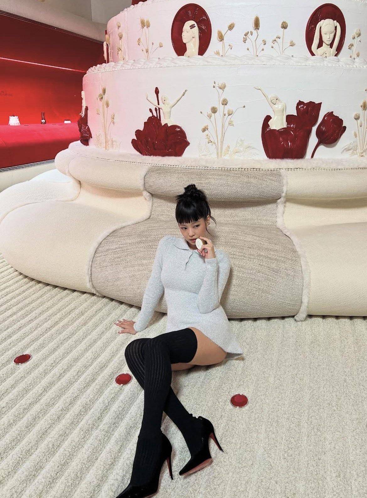 Jennie裙子短到快遮不住蜜桃臀　俏丽造型秀诱人甜点 时尚穿搭 图2张