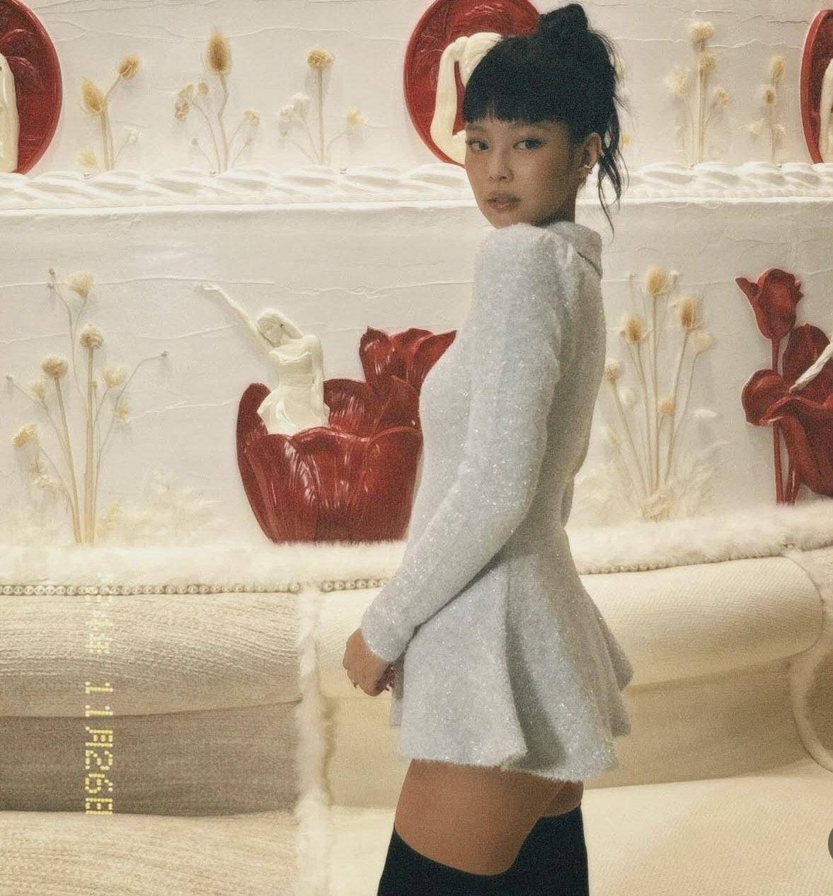 Jennie裙子短到快遮不住蜜桃臀　俏丽造型秀诱人甜点 时尚穿搭 图3张