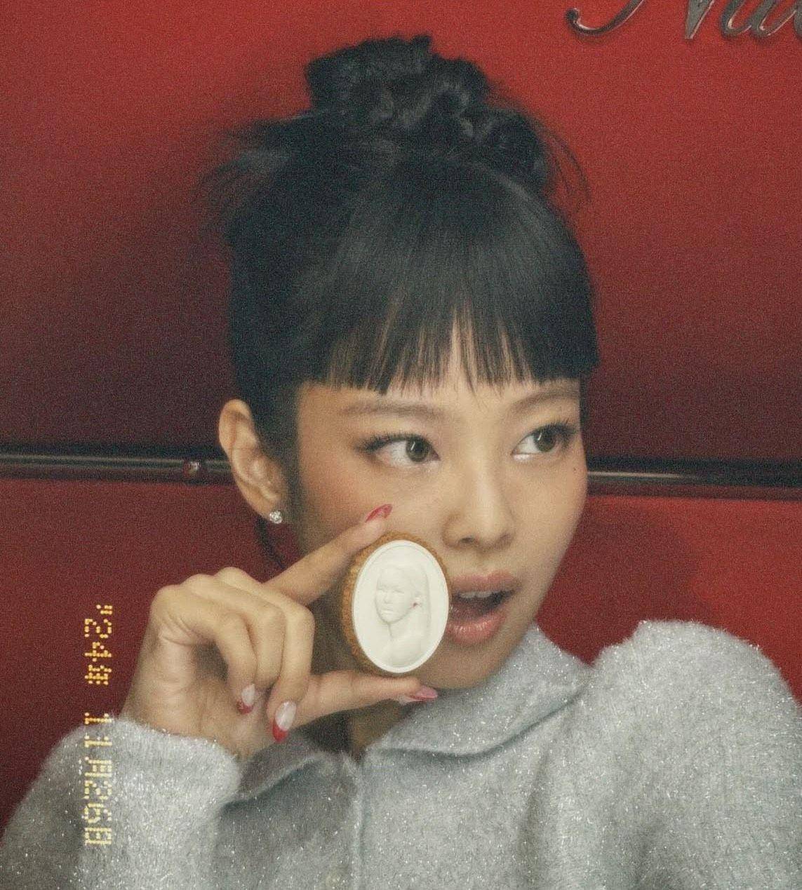 Jennie裙子短到快遮不住蜜桃臀　俏丽造型秀诱人甜点 时尚穿搭 图4张