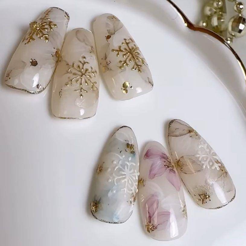 手绘圣诞树、雪花缎带风！秋冬不能错过的3款梦幻指甲彩绘 最新资讯 图6张