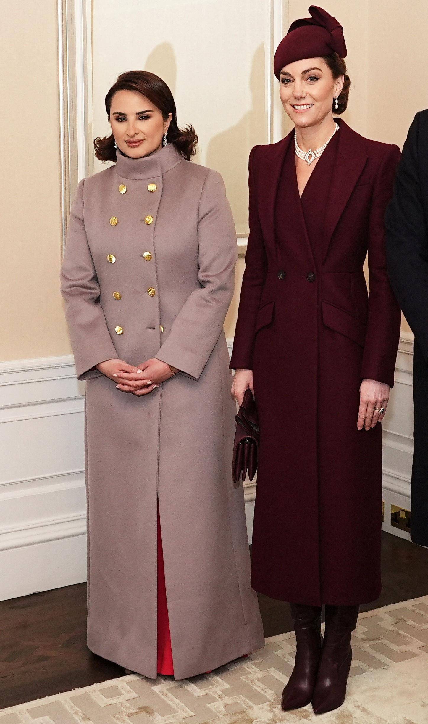 凯特王妃香奈儿包与大衣都是旧藏　选穿勃根地红有玄机 时尚穿搭 图2张