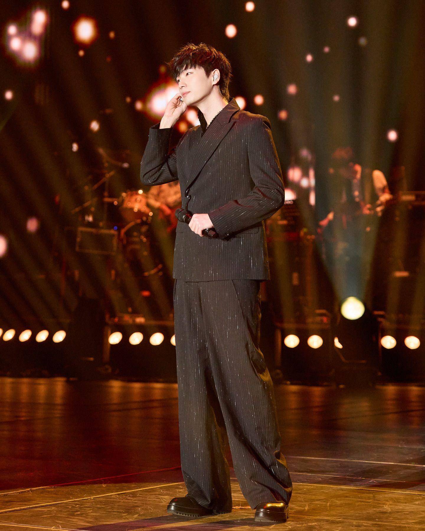 周杰伦演唱会出现夏姿新装！曹杨诠释“笔墨西装”　春夏玉镯包也吸睛 时尚穿搭 图3张