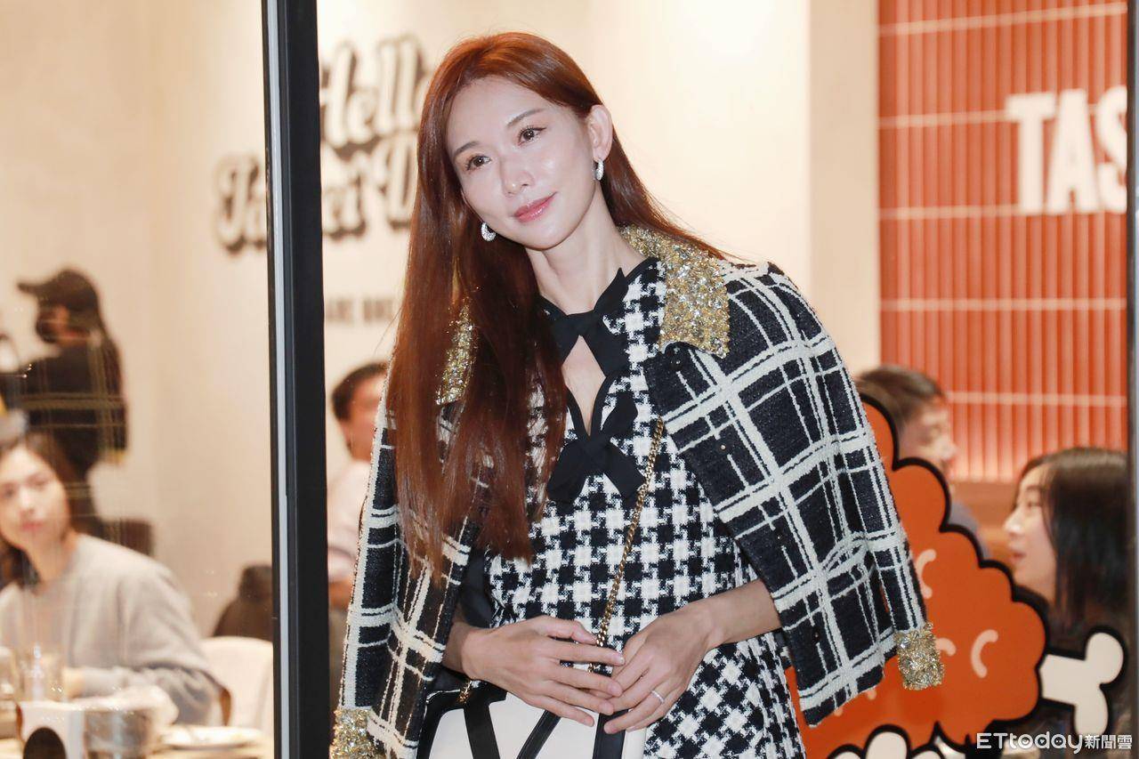 周杰伦演唱会出现夏姿新装！曹杨诠释“笔墨西装”　春夏玉镯包也吸睛 时尚穿搭 图9张