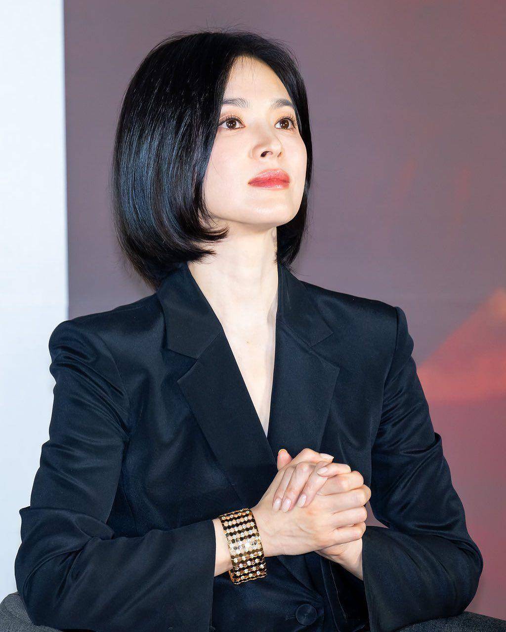 宋慧乔低调黑装露一手霸气　317万钻石手环衬女神气势 时尚穿搭 图2张