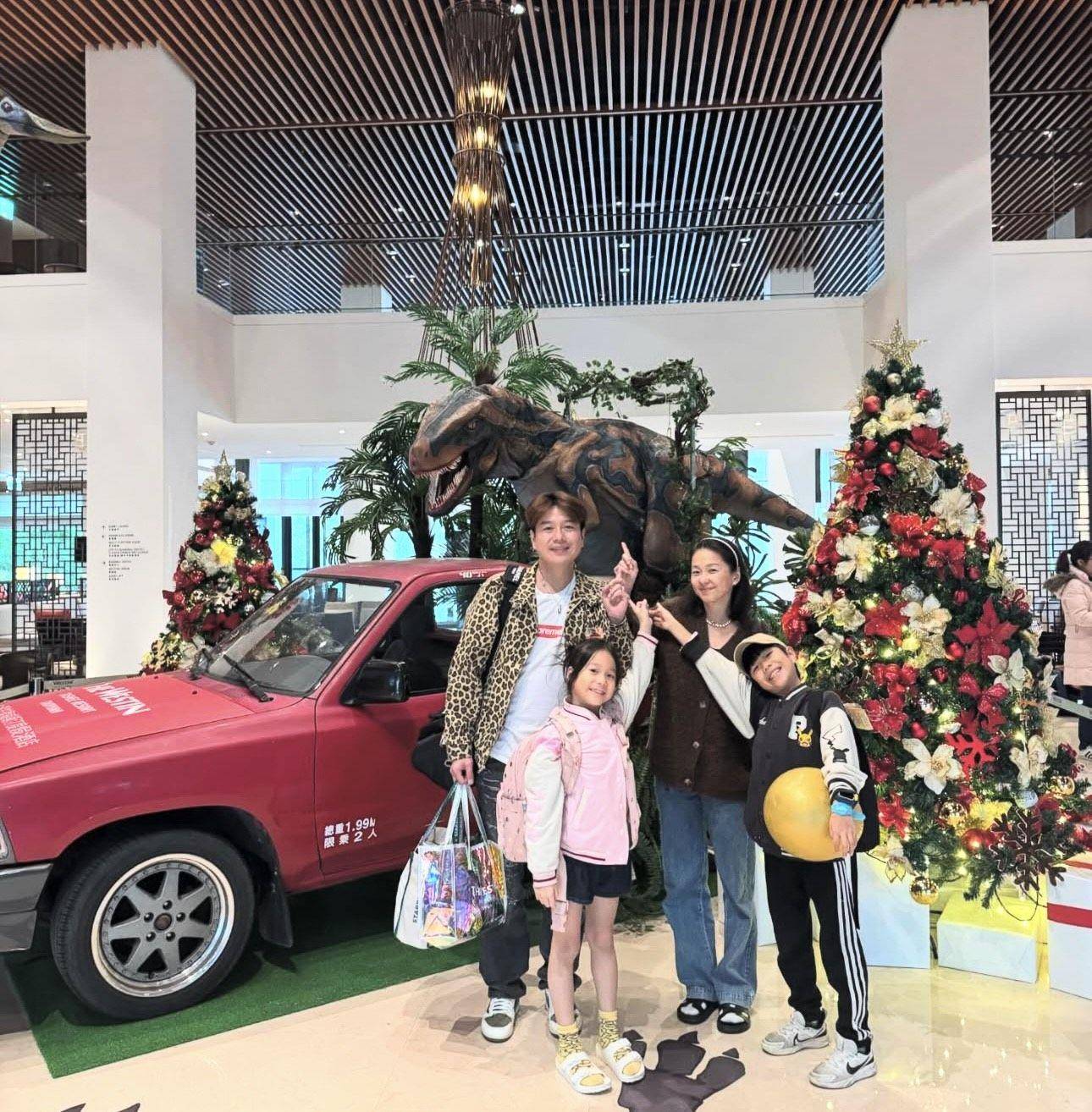 六月送李易LV帽配暖心卡片　吐金句“精品，治腰痛” 名人名流 图1张