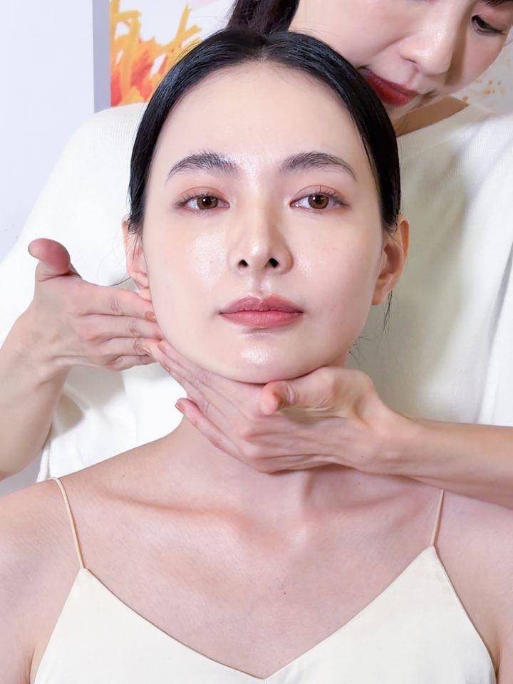 踮脚亲亲也能养出天鹅颈？不需医美在家轻松紧致小V脸秘诀 最新资讯 图1张