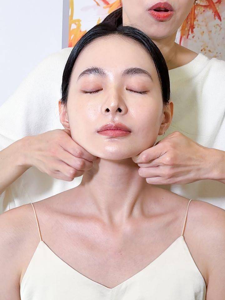 踮脚亲亲也能养出天鹅颈？不需医美在家轻松紧致小V脸秘诀 最新资讯 图2张