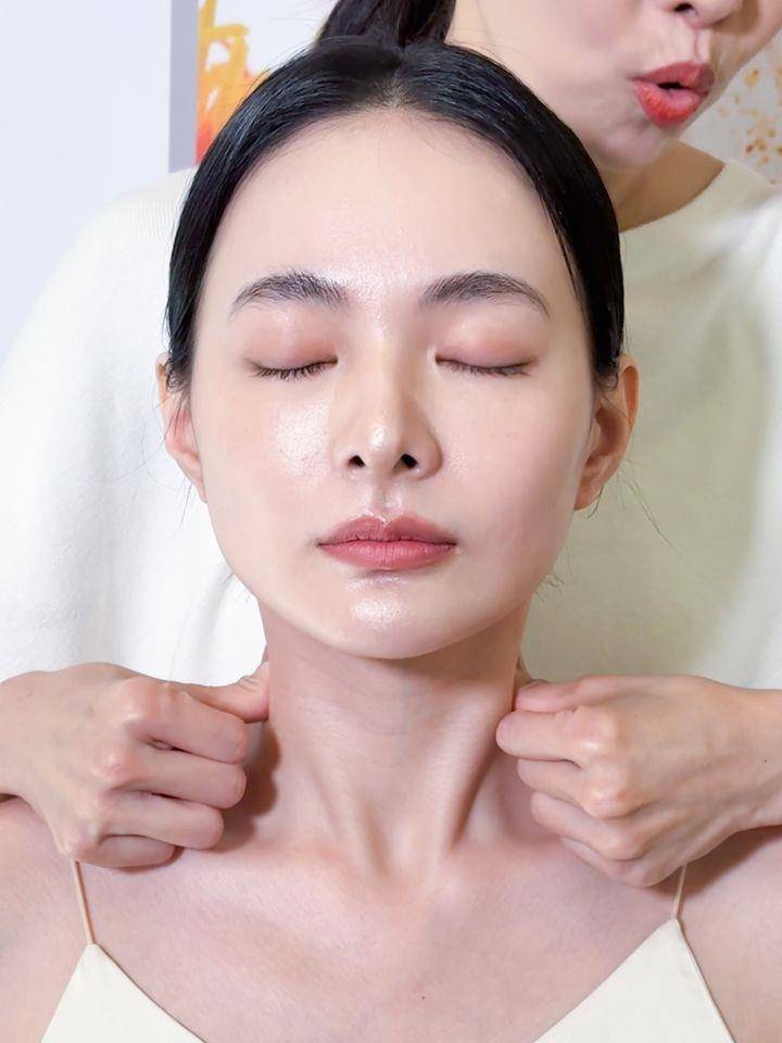 踮脚亲亲也能养出天鹅颈？不需医美在家轻松紧致小V脸秘诀 最新资讯 图4张