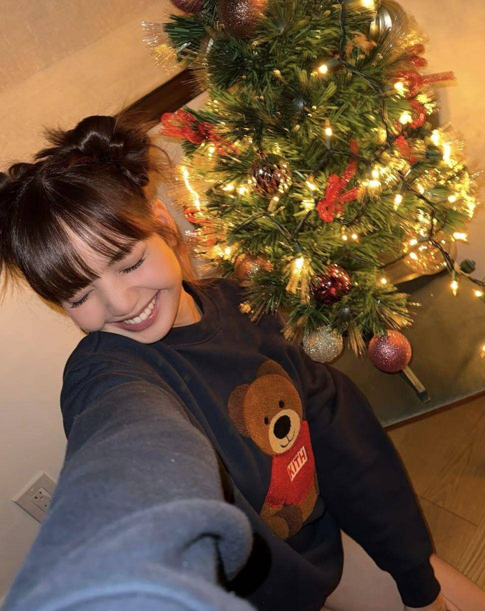Lisa晒圣诞美照“下衣失踪”辣到Rosé也留言！Jisoo穿蕾丝裙根本仙女 名人名流 图3张